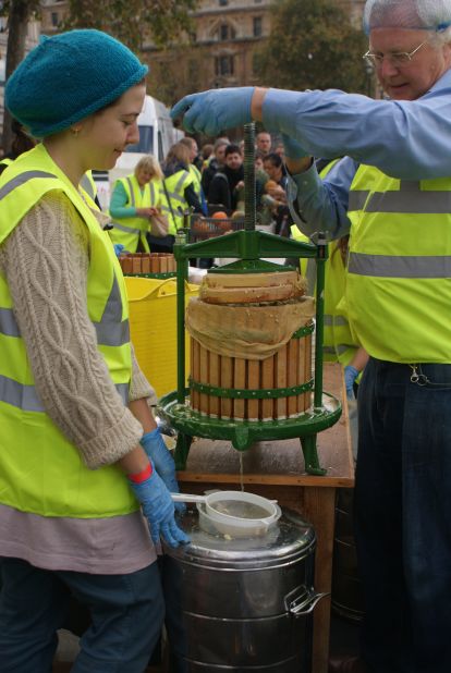 The public participated in apple pressing using surplus apples which were then given out to drink. With waste at the forefront, nothing was thrown away as the leftover remnants were fed to pigs on site.