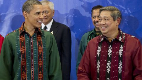   U.S. President Barack Obama and Indonesian President Susilo Bambang Yudhoyono in traditional Indonesian clothes.