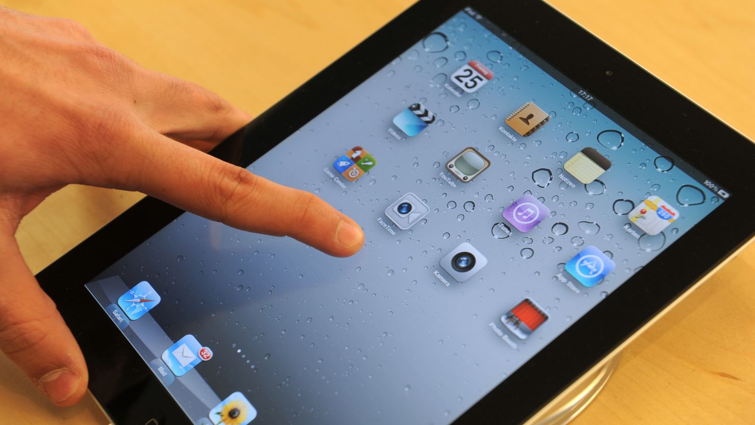 One of Apple's new patents offers a solution for keeping the glass on your iPad from breaking in the event of a fall.