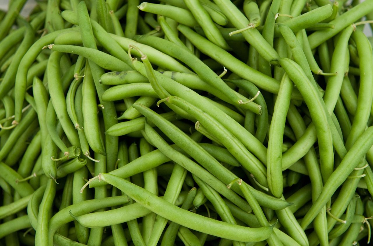 Green beans alone are one of the healthiest Thanksgiving foods. Research shows that they are an excellent source of vitamin C and antioxidants. But be careful with green bean casseroles -- adding canned soup, butter and cream can bring an extra 200 to 300 calories and should have you saying "No thanks" instead.