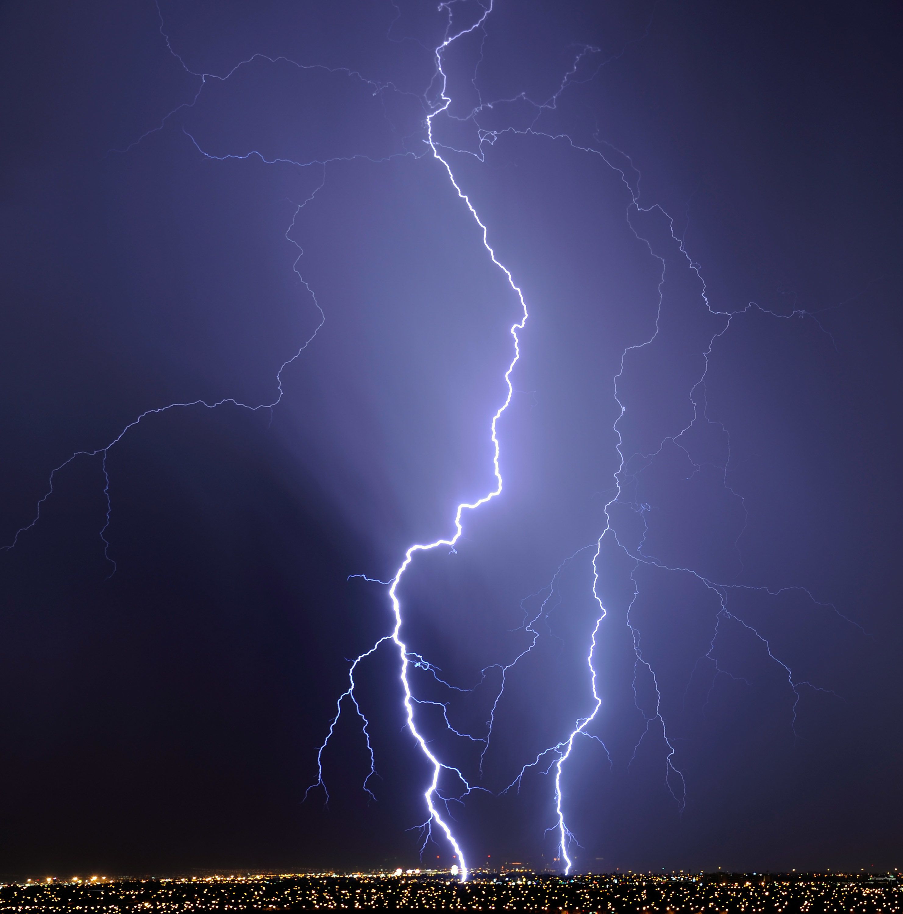 why do dogs get anxious during thunderstorms