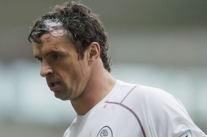 Speed moved from Newcastle to Bolton in July 2004, becoming the first player to make 500 Premier League appearances during his four years at the Reebok Stadium.