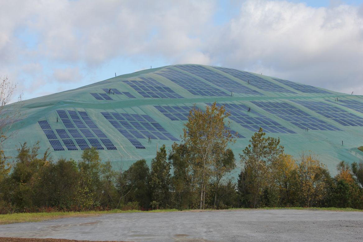 A landfill site on the outskirts of Atlanta, Georgia has covered 10 acres of land with plastic solar panels.