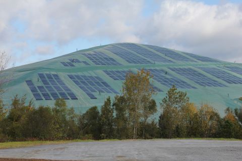 A landfill site on the outskirts of Atlanta, Georgia has covered 10 acres of land with plastic solar panels.