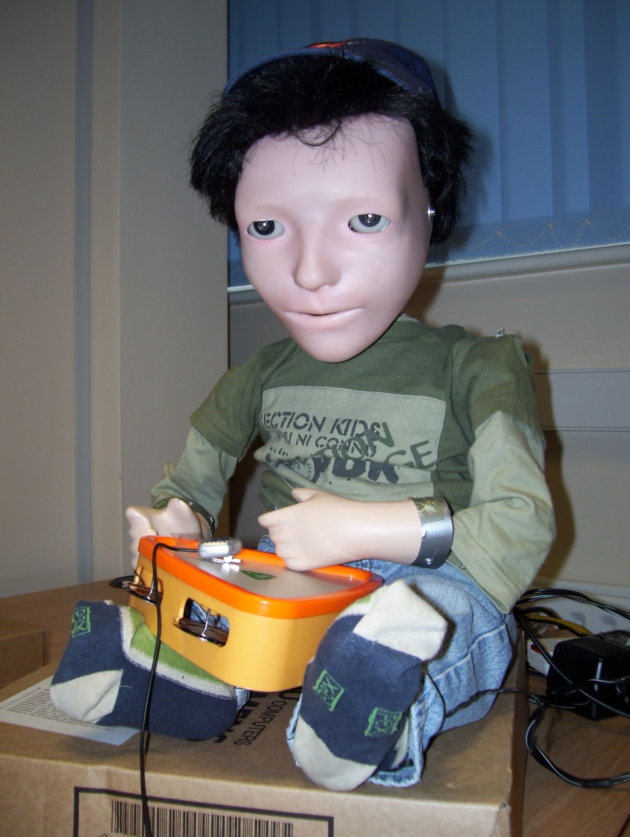 Also being used to help autistic children, KASPAR was created at the UK's University of Hertfordshire. Its face is a silicon-rubber mask and its eyes are fitted with video cameras. Its mouth can open and smile.