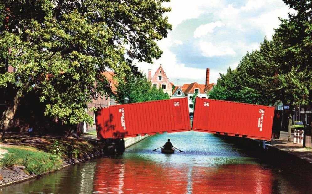 A  temporary "pop-up" bridge for cyclists and pedestrians has appeared in the Dutch city of Hoorn.