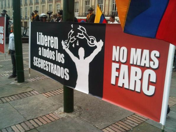 Con pancartas, los bogotanos salieron a las calles de la ciudad para marchar por la liberación de los secuestrados por las FARC.
