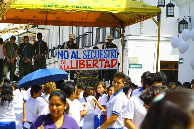 Cientos de personas se reunieron en el Parque Caldas en la ciudad de Popayán para exigir la liberación de los secuestrados.