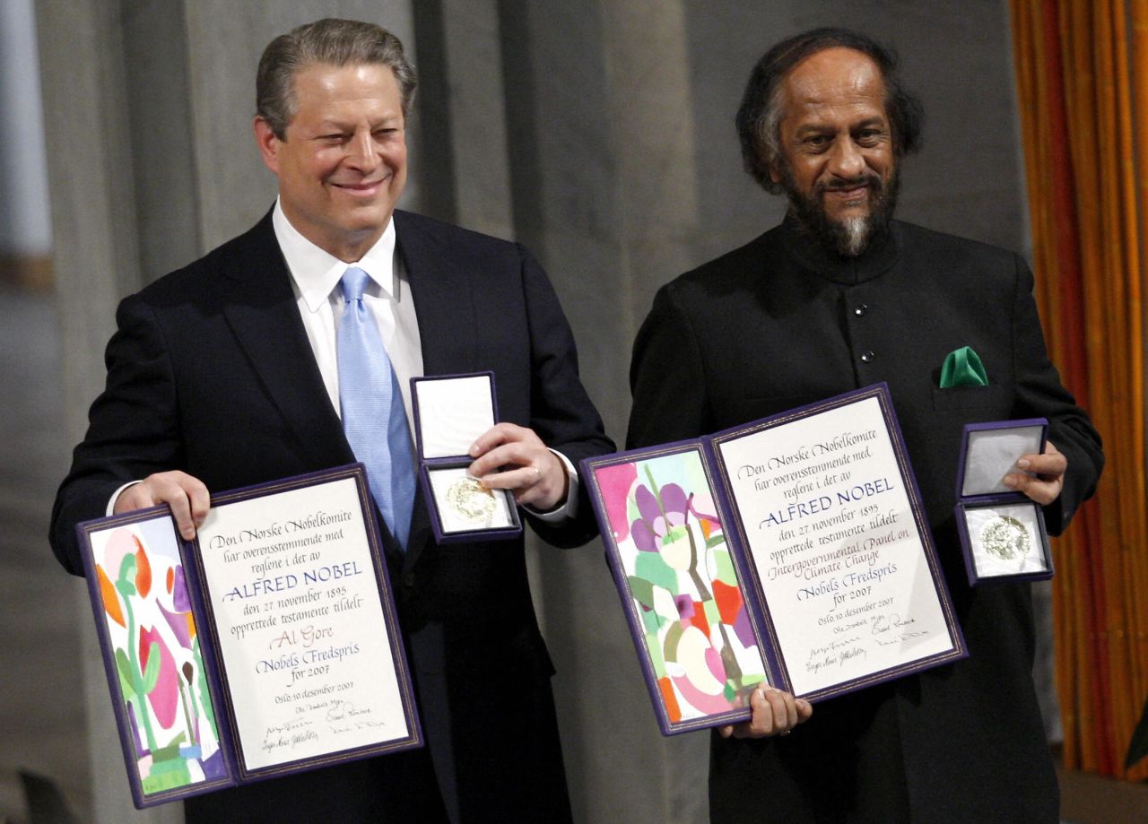 Former U.S. Vice President Al Gore and Rajendra Pachuari of the Intergovernmental Panel on Climate Change receive their awards in 2007.