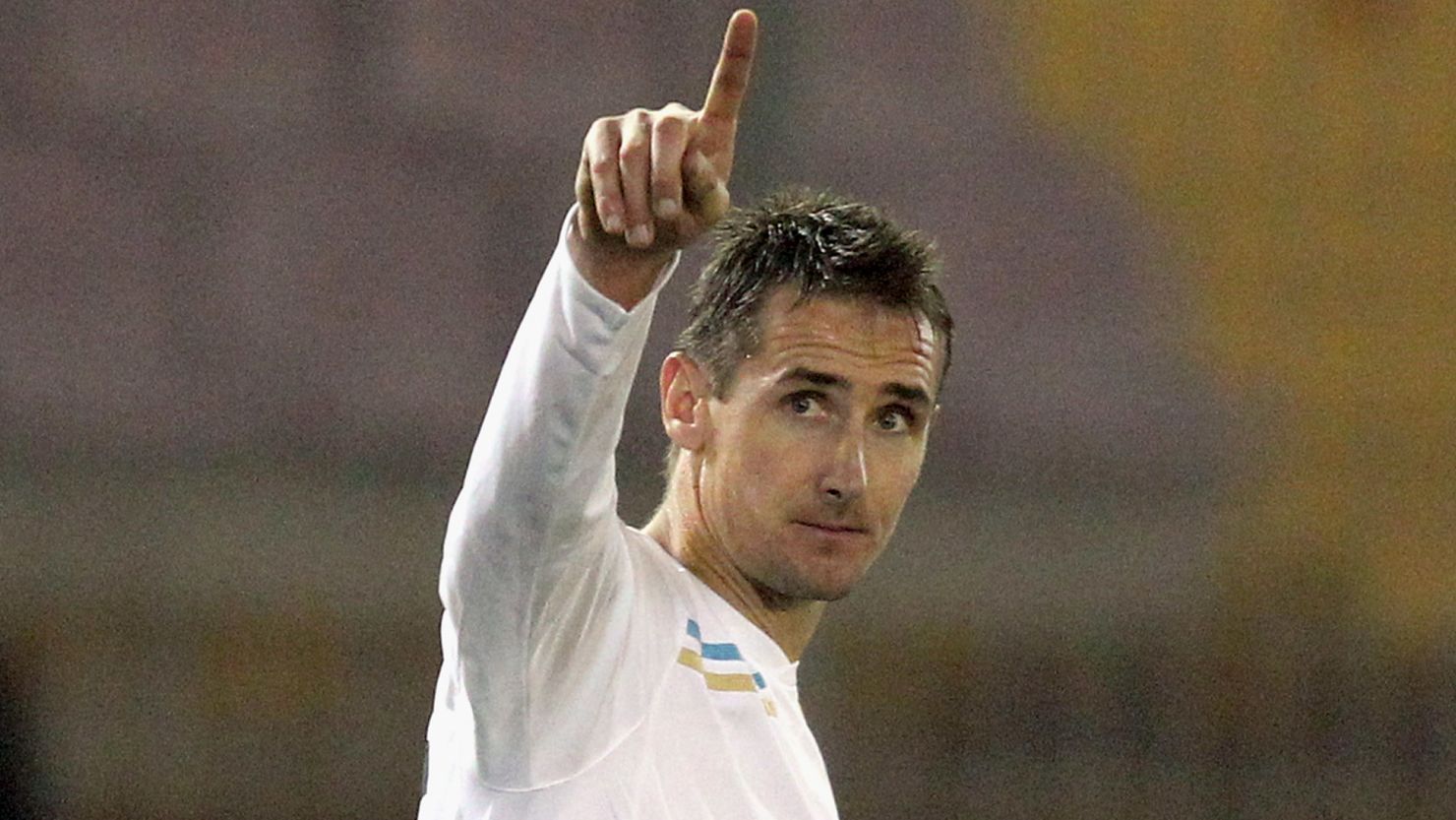 Lazio striker Miroslav Klose celebrates his late winner against Lecce at Stadio Via del Mare on Saturday.