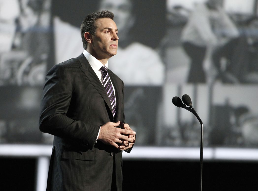 Former NFL quarterback Kurt Warner tells the audience about Eddie Canales and his "Gridiron Heroes."