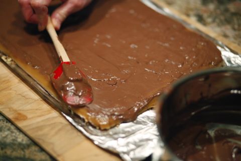 Spread chocolate over the warm toffee.