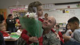 pkg iraq veteran surprises kids_00011623