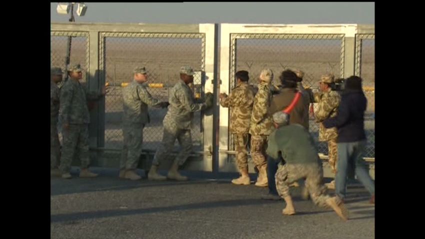 holmes troops iraq close gate_00023805