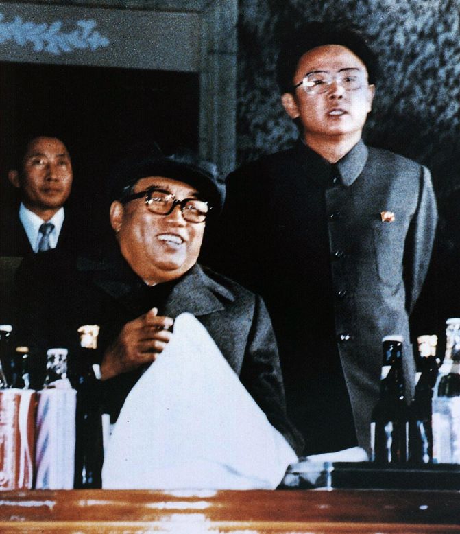 El ex líder norcoreano Kim Il Sung y su hijo y sucesor elegido Kim Jong Il asisten a una fiesta para celebrar la sexta convención del Partido de los Trabajadores, en octubre de 1980. Kim Jong Il murió el 17 de diciembre de 2011.