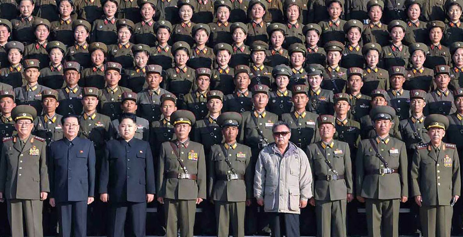Kim Jong Il fue reelegido como secretario general del Partido de los Trabajadores de Corea del Norte en septiembre del 2010. Él líder promueve a su hijo, Kim Jong Un, y a su hermana, Kim Kyong Hui, al rango de generales. En esta imagen, Kim y su hijo posan con los soldados de la una unidad 4304 del Ejército Popular de Corea, en octubre del 2011.