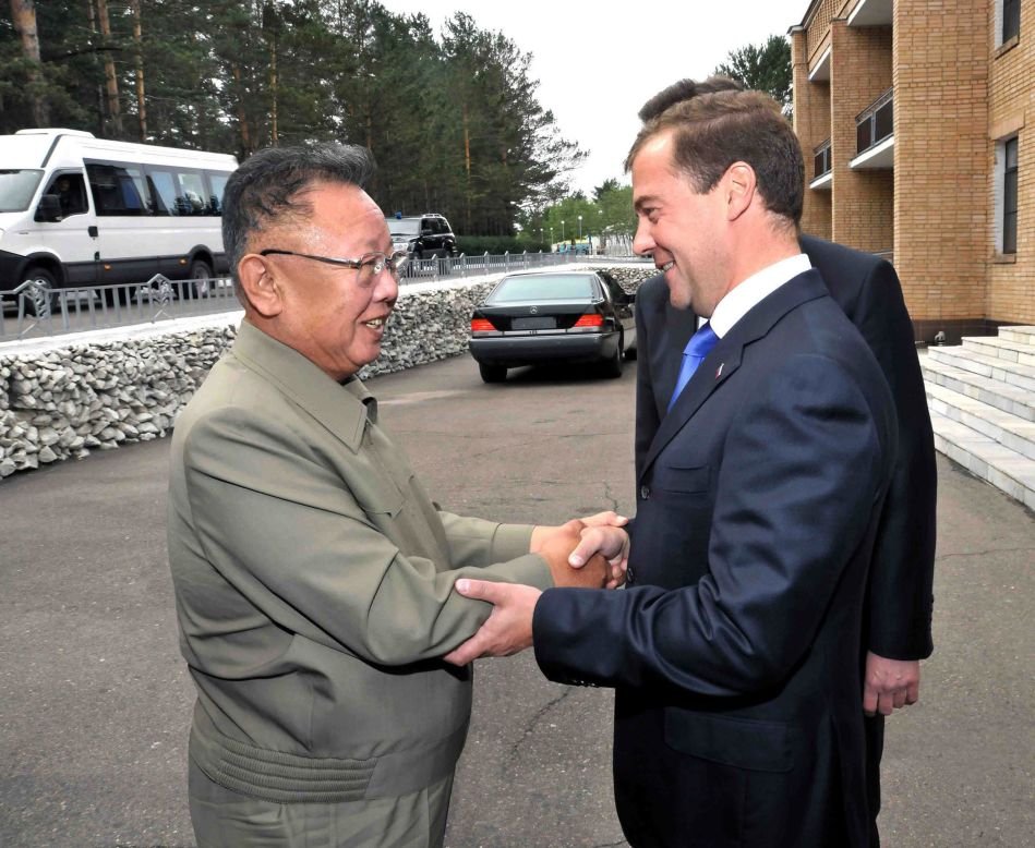 El presidente ruso, Dmitry Medvedev, estrecha la mano de Kim Jong Il en Ulan-Ude, en Buriatia (Rusia) el 24 de agosto de 2011, durante una visita de Jong Il al este de ese país.
