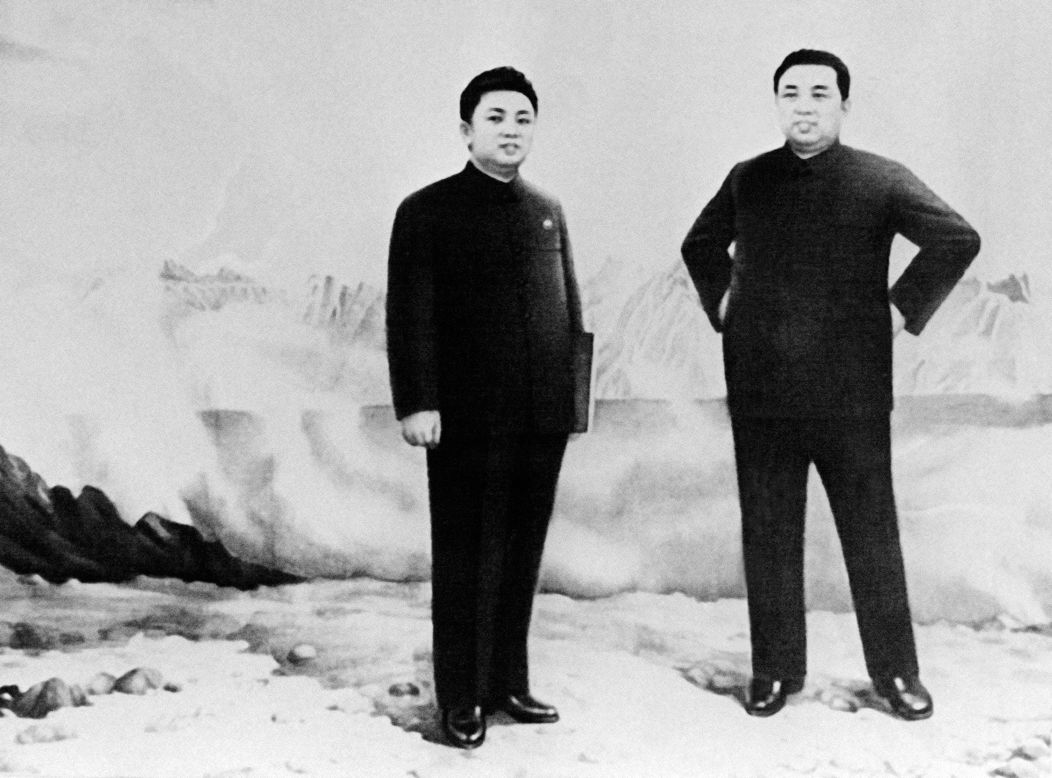 Kim Il Sung, a la derecha, se encuentra con su hijo, Kim Jong Il, en noviembre de 1986. Kim Jong Il desempeñó una serie de cargos importantes en la década de los 80' y los 90' en el Comité Central de Corea del Norte Central, en el Politburó y en la secretaría del partido.