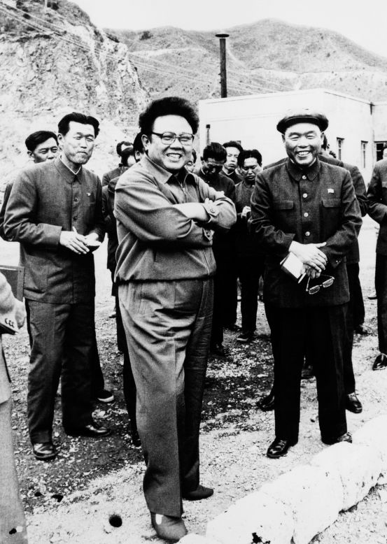 Esta foto de la Agencia Central de Noticias de Corea muestra a Kim Jong Il con su padre, Kim Il Sung, en febrero de 1992, visitando una mina durante un tour de orientación "sobre el terreno". Kim fue nombrado comandante en jefe del ejército de Corea del Norte en 1991, y sucedería a su padre en 1994 como líder del país.