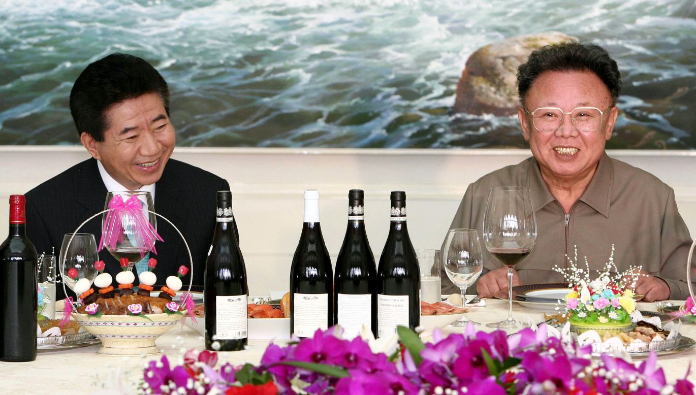 En octubre de 2007 tuvo lugar otra reunión entre los líderes de Corea del Norte y Corea del Sur - esta vez entre el presidente surcoreano Roh Moo-hyun, izquierda, y Kim Jong Il.
