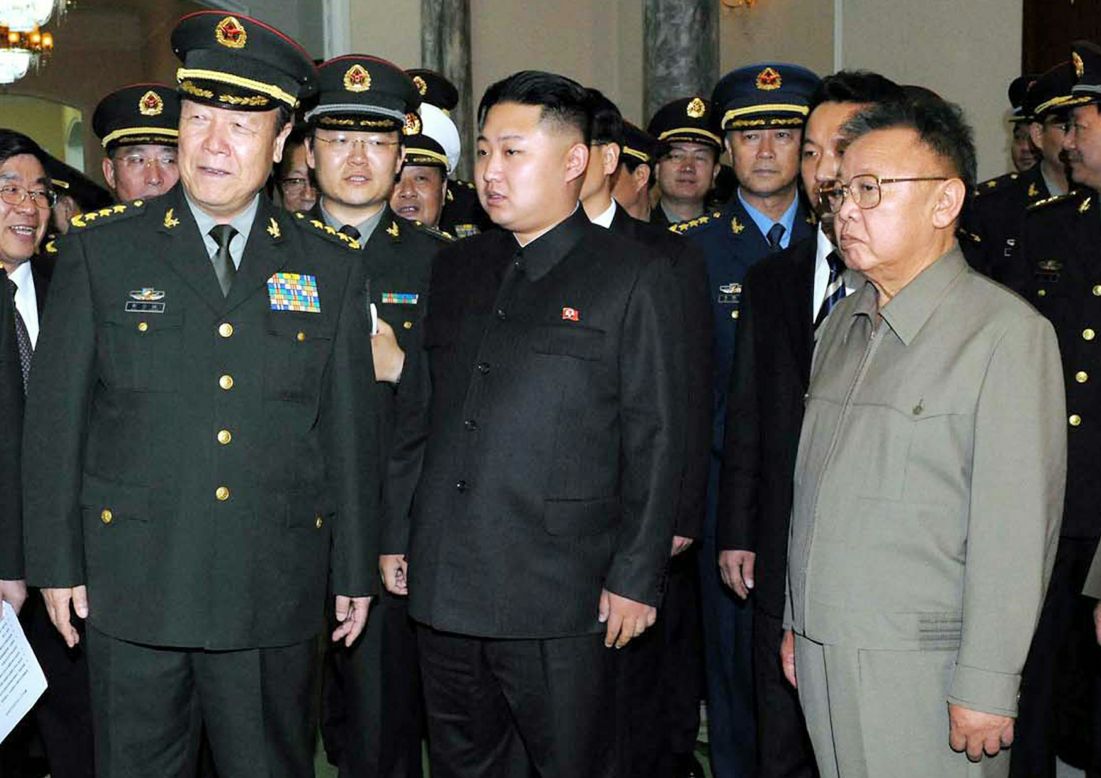 El líder norcoreano Kim Jong Il, derecha, y su hijo Kim Jong Un se reúnen con un grupo de oficiales chinos durante una visita a Pyongyang en octubre de 2010. Empiezan a aparecer reportes de que Kim Jong Il va a nombrar a su tercer y más joven hijo, Kim Jong-Un, como su sucesor.