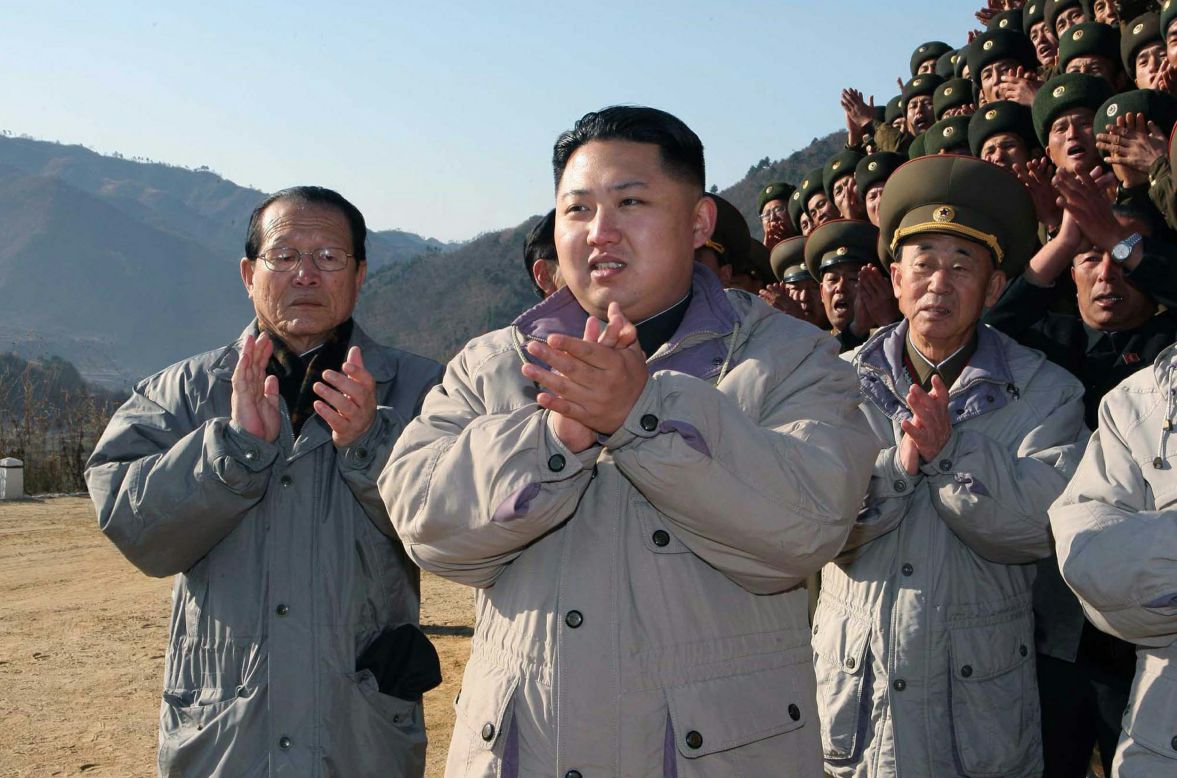 Poco se sabe sobre Kim Jong Un, quien aparece aquí inspeccionando la obra de construcción de la central nuclear de Huichon en la provincia de Jagang en el 2010. A principios de ese añp, se anunció que el cumpleaños de Jong sería celebrado como una fiesta nacional en Corea del Norte.