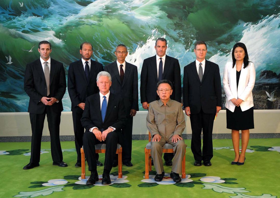 Kim Jong Il aparece posando con el ex presidente de EE.UU. Bill Clinton y los miembros de su delegación en Pyongyang el 4 de agosto del 2009. Clinton estaba en Corea del Norte para asegurar la liberación de dos periodistas estadounidenses detenidos: Euna Lee y Laura Ling.