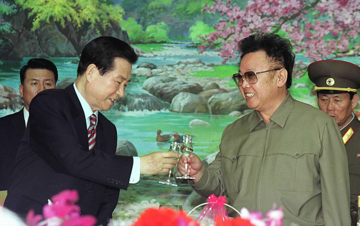 El presidente surcoreano Kim Dae-jung, a la izquierda, y el líder norcoreano Kim Jong Il brindan entre sí en un almuerzo celebrado en Pyongyang, Corea del Norte, el 15 de junio del 2000. Esta fue la primera reunión de los líderes de los dos países.