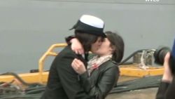 bts.lesbian.first.kiss.navy_00000229