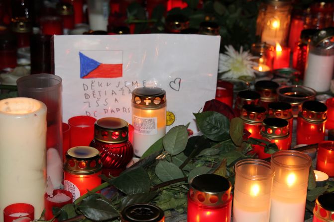 Schoolchildren drew the Czech flag and left simple messages of thanks.