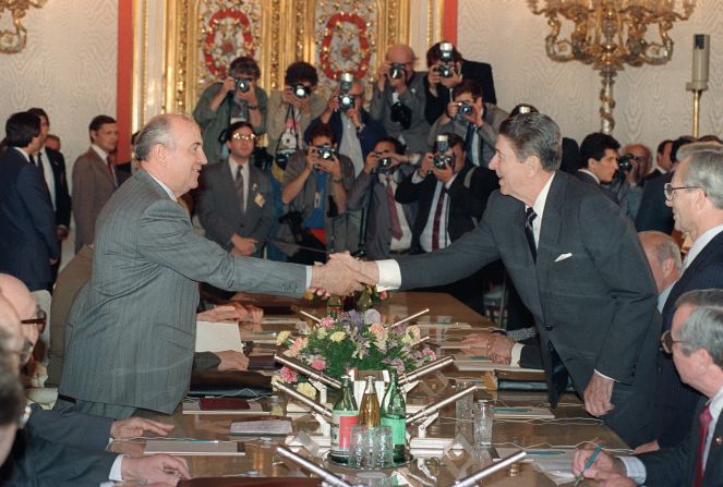 June 1988: A visit by US President Ronald Reagan affrms Gorbachev's thawing ties with the West even as hardliners at home oppose his policies. 