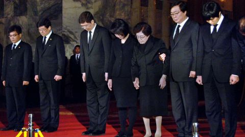  South Korea's former first lady and her delegates offer condolences to late North Korean leader Kim Jong Il.