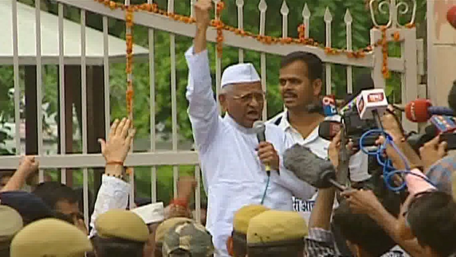 Activist Anna Hazare has slammed the anti-corruption bill as too weak to deal with endemic graft.