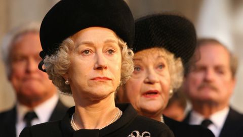 فازت هيلين ميرين بجائزة الأوسكار عن دورها في دور الملكة إليزابيث الثانية في فيلم عام 2006 ، بعد أيام من وفاة الأميرة ديانا. 