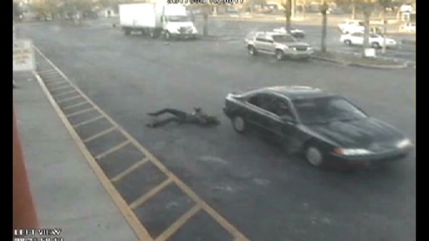 vos.woman.dragged.car.mugging_00000921