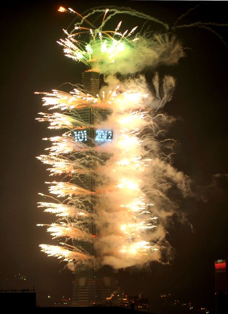 Hundreds of thousands of people defied cold winds to usher in the New Year in Taipei, Taiwan. 