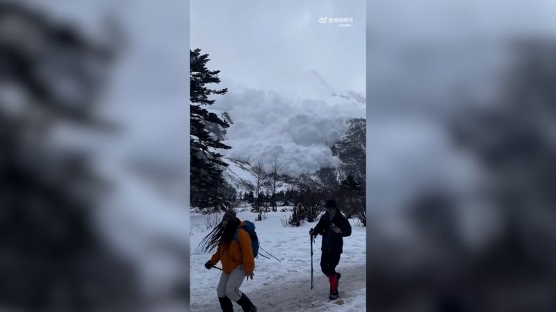 Video: Tourists flee as avalanche crashes down mountain in China