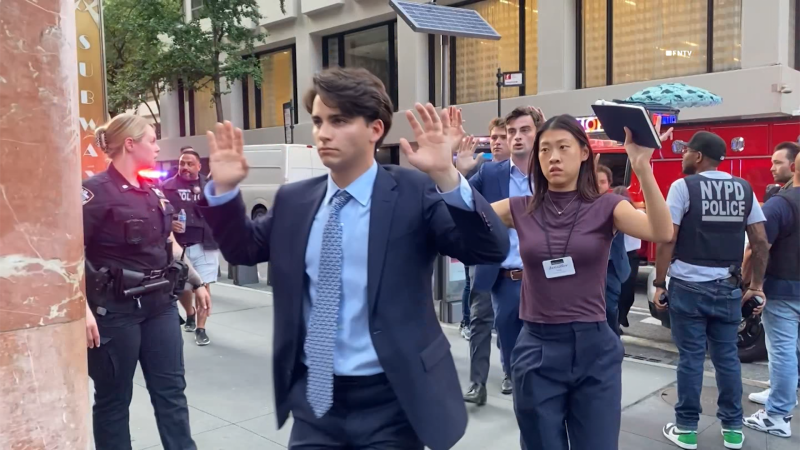 VIDEO: Office workers run away from shooting with hands up in Manhattan