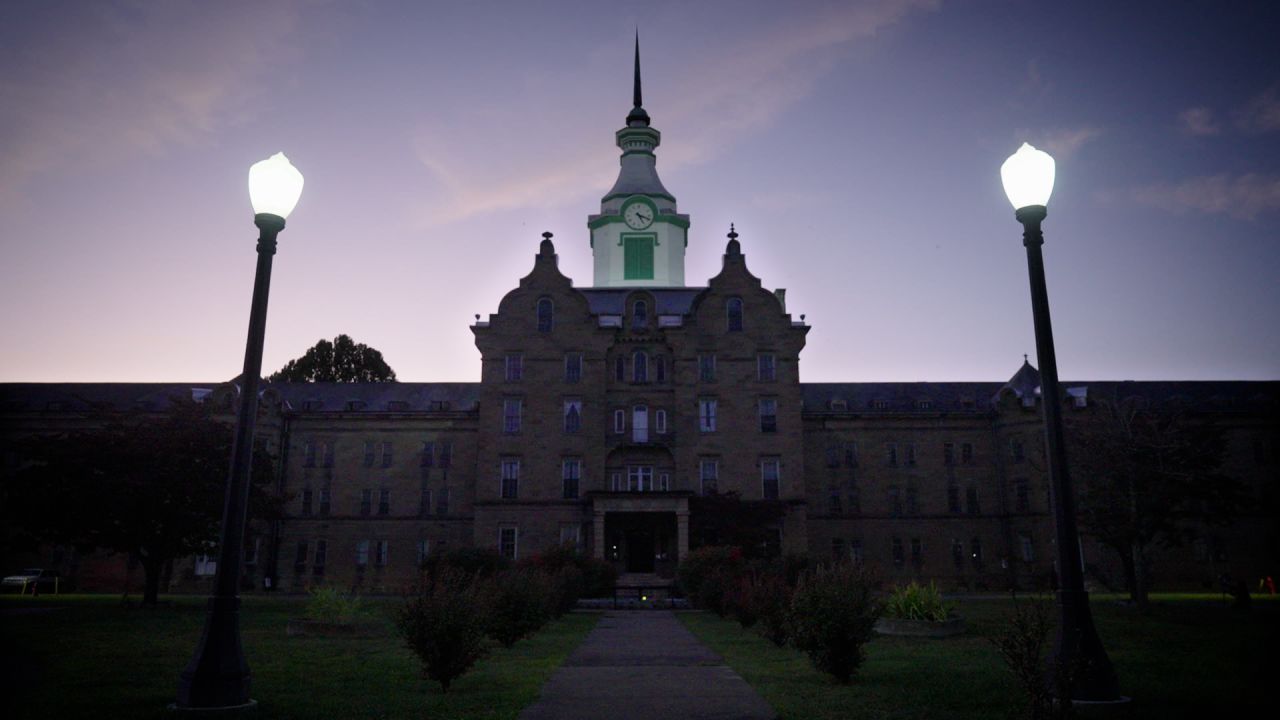 113887_SpookyTownsAsylums_loops.00_00_04_29.Still004.jpg