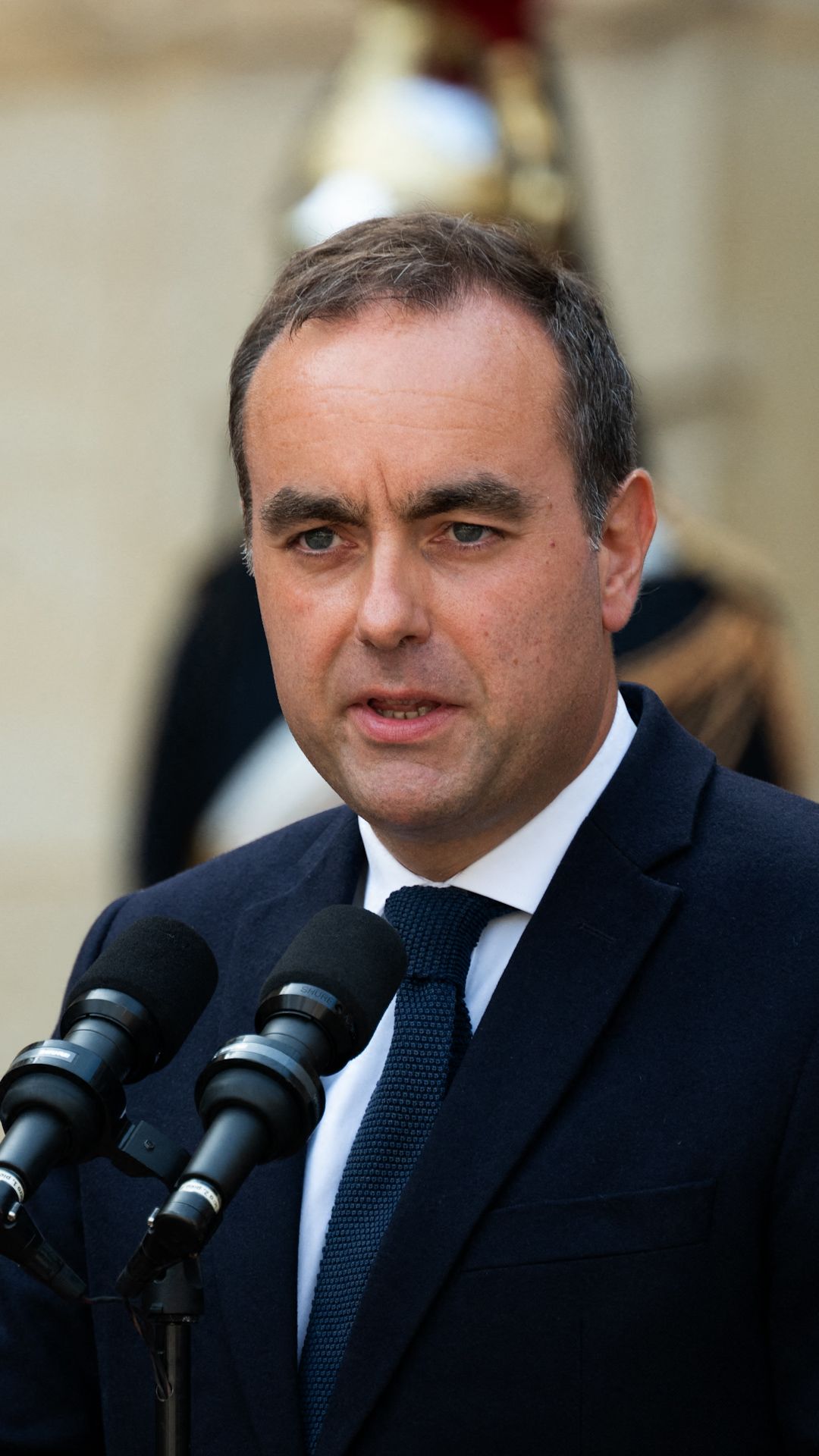 114342_french pm resigns_vrtc_clean.00_00_08_01.Still002.jpg