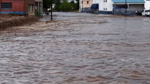 114506_Arizona floodwaters CL-vrtc.jpg