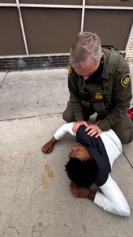114585_Chicago 19 year old ICE arrest VERT.00_00_13_21.Still001 (1).jpg