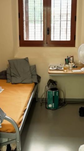 114657_THUMB_Inside ParisPrisonHousingSarkozyCLEAN.jpg