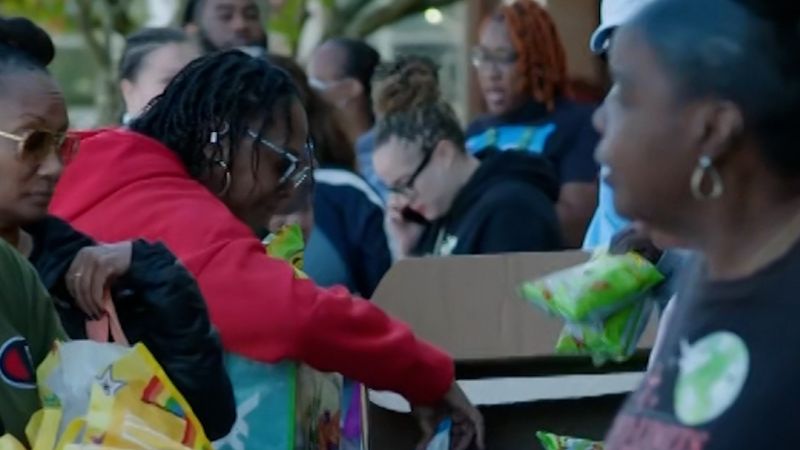 Federal workers line up for food donations three weeks into shutdown