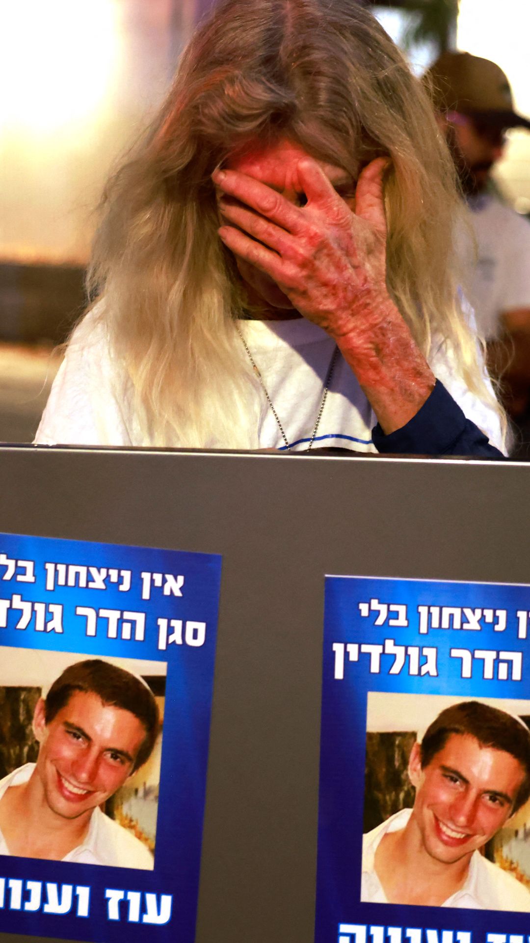 115080_lieberman hadar golden vert.00_01_01_11.Still001.jpg