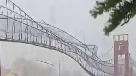 115093_Suspension bridge swings wildly as Typhoon Fung-wong_cl_vrtc.jpg