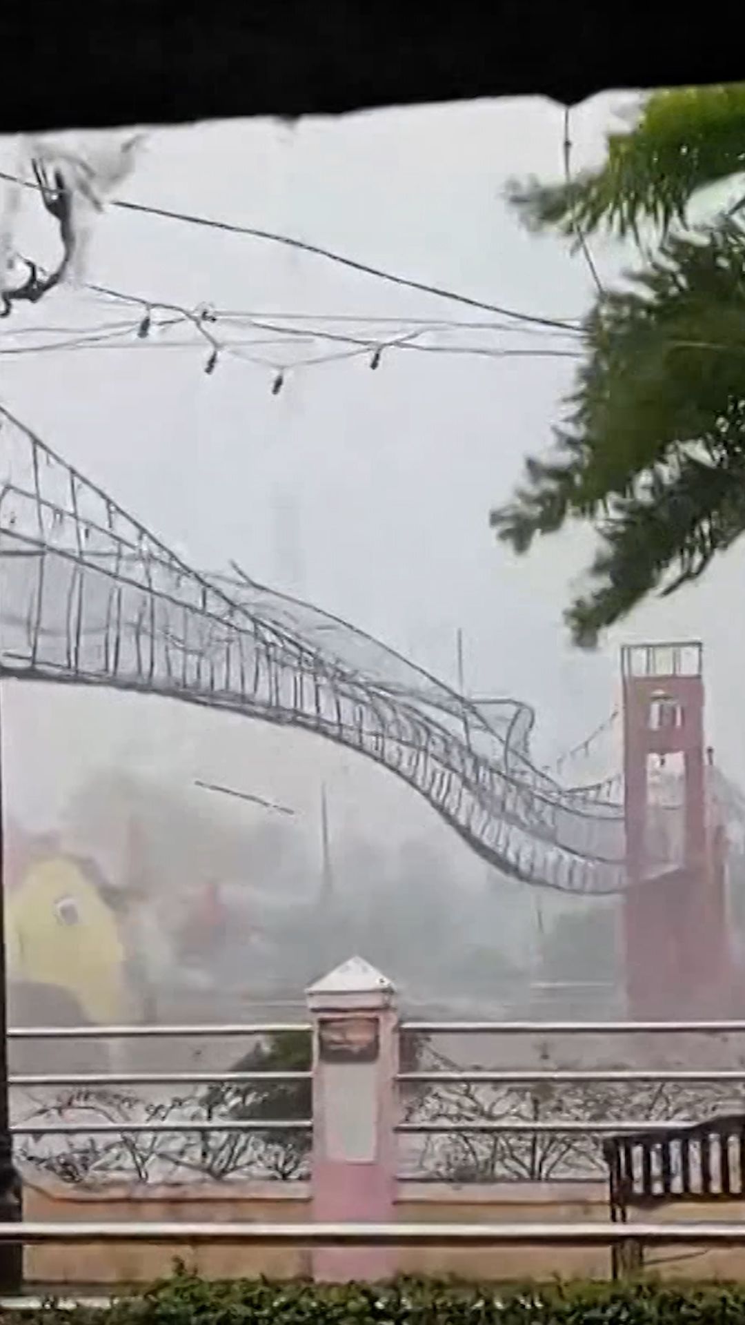 115093_Suspension bridge swings wildly as Typhoon Fung-wong_cl_vrtc.jpg