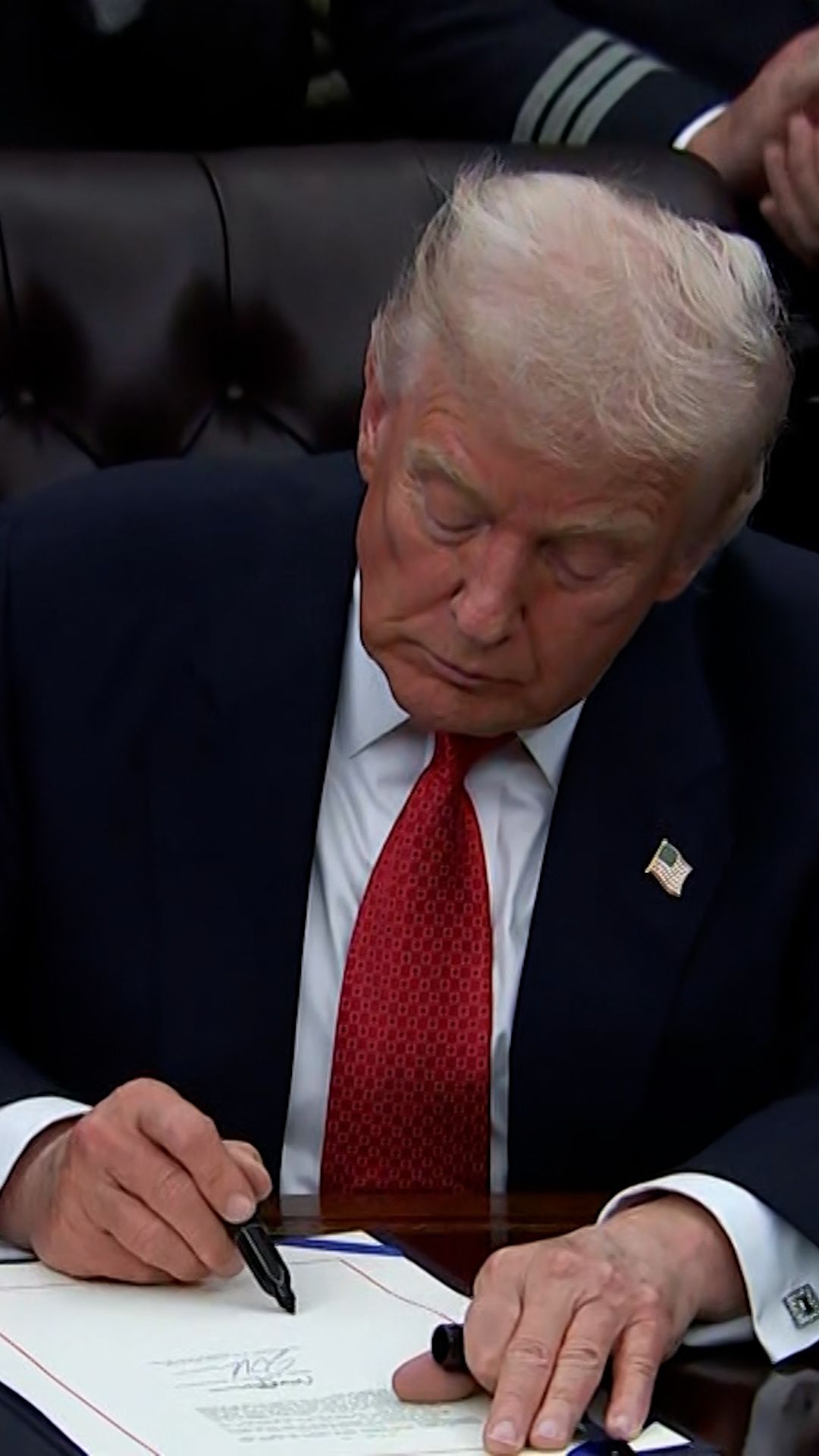 115159_trump signs bill to reopen v1.jpg