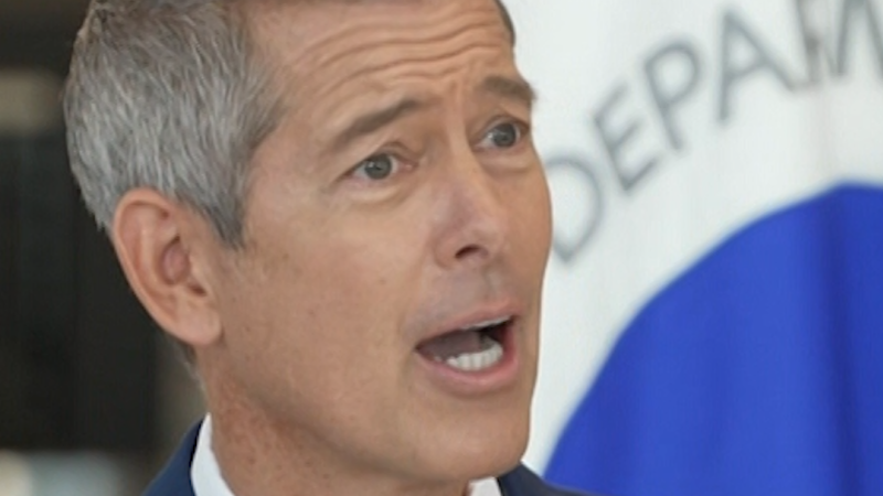 
                            Transportation Secretary: Ditch your pajamas for jeans when flying | CNN