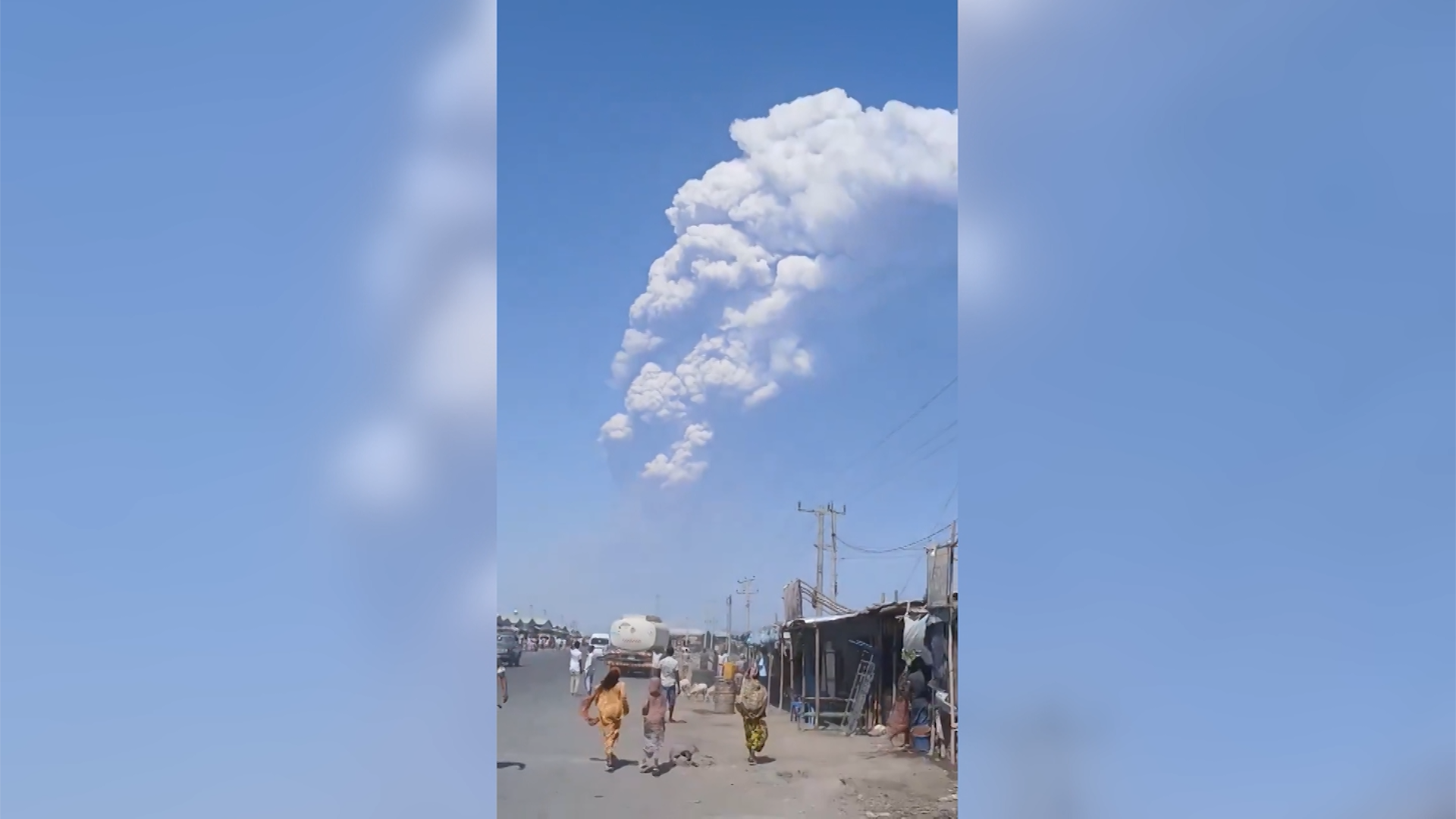 この火山は1万年ぶりに噴火し、火山灰の雲が大陸全体に広がった CNN